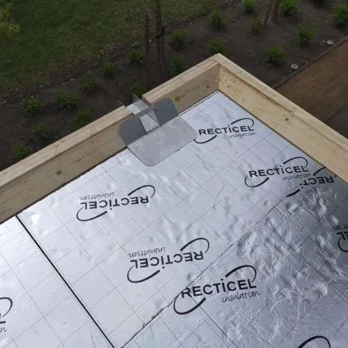 Plat dak met isolatieplaten van Recticel tijdens de plaatsing