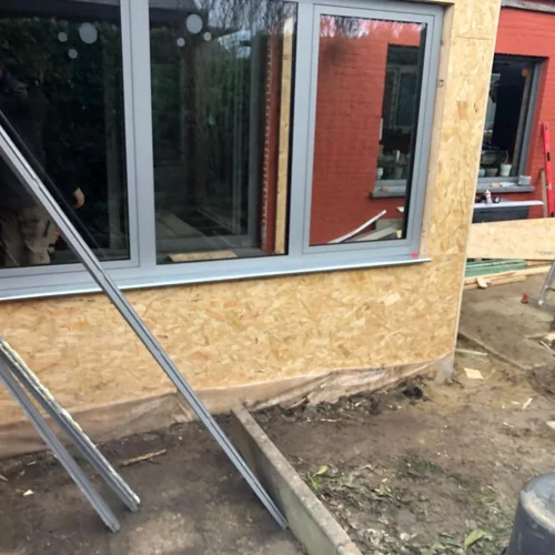 Aanbouw in opbouw met OSB-beplating rond nieuwe ramen