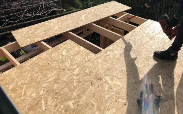 Houten draagstructuur met OSB-platen voor een plat dak in opbouw