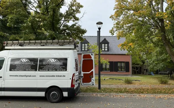 Bedrijfswagen van Renovatie Lclean bij een werf