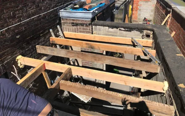 Nieuw houten draagwerk voor een plat dak tussen rijwoningen
